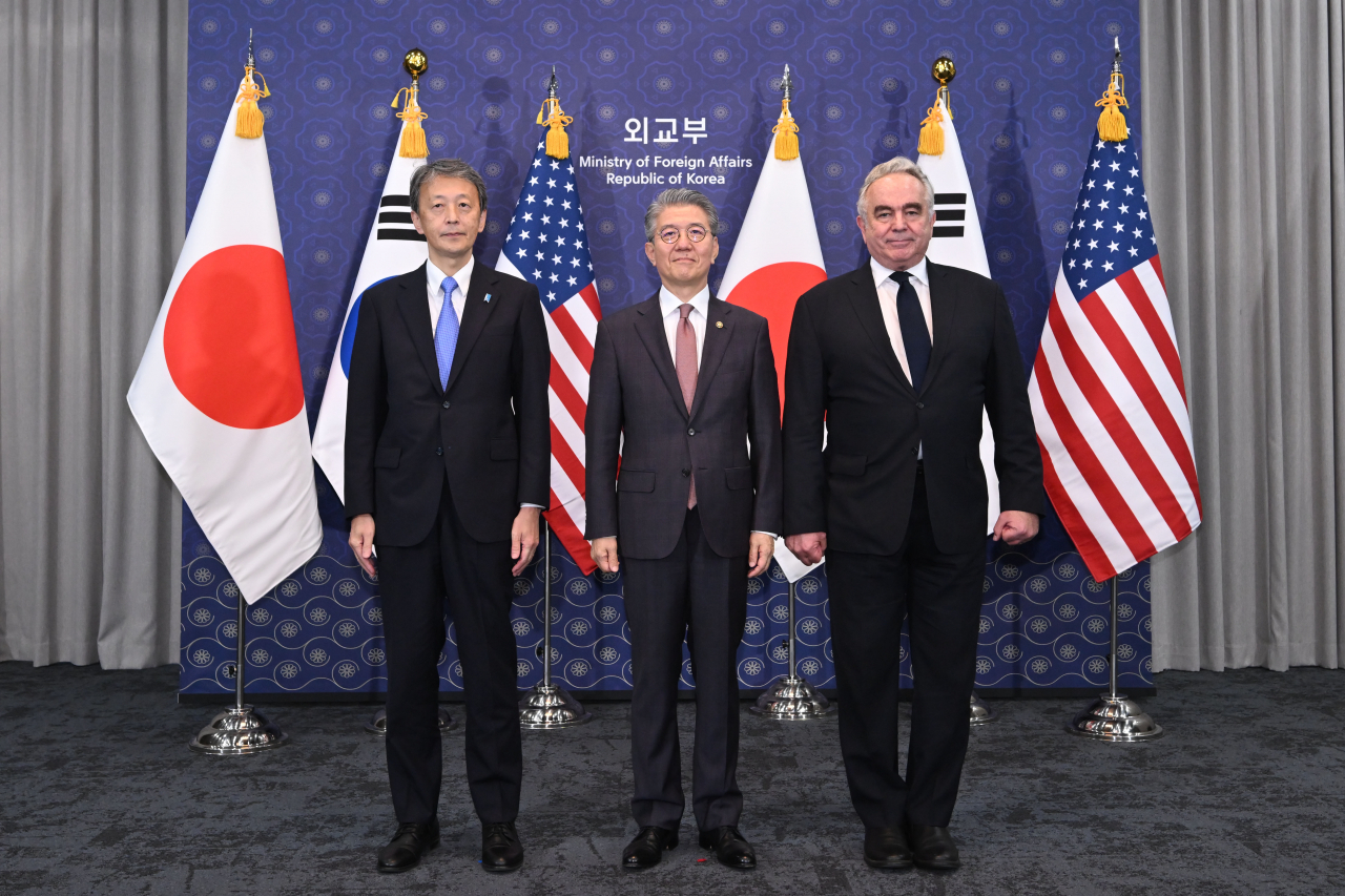 김홍균 외교부 1차관(가운데), 커트 캠벨 미 국무부 부장관(오른쪽), 오카노 마사타카 일 외무성 사무차관이 16일 오후 정부서울청사 별관 외교부 서희홀에서 제14차 한미일 외교차관협의회에 앞서 기념촬영을 하고 있다. 한미일 외교차관협의회는 북핵 및 지역·글로벌 사안에 대한 공조 방안을 논의하기 위해 정례적으로 열리는 회의체로, 지난 5월 말 미국에서 13차 회의가 열린 지 5개월 만에 열렸다. [연합]