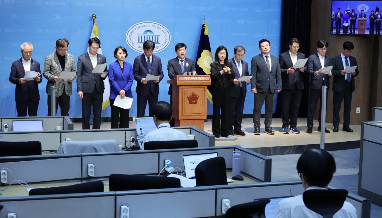 더불어민주당 검찰독재대책위원회 소속 의원들이 16일 오후 서울 여의도 국회 소통관에서 기자회견을 열고, 김건희 여사의 도이치모터스 주가조작 연루 사건에 대한 수사를 최종적으로 점검하기 위한 검찰의 '내부 레드팀' 회의에 대해 "면죄부 수순 밟기"라며 규탄하고 있다. [연합]