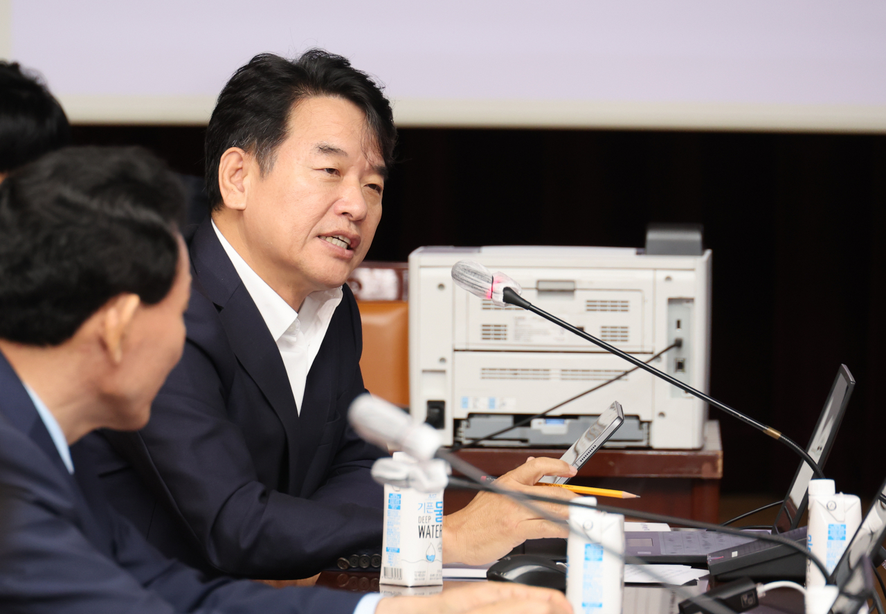 지난 14일 전북특별자치도청에서 열린 국회 국토교통위원회의 전북도 대상 국정감사에서 더불어민주당 문진석 의원이 질의하고 있다. [연합]