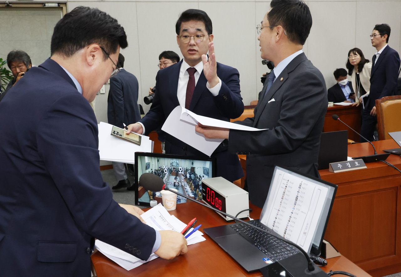 16일 국회에서 열린 운영위원회 전체회의 모습. 여당 간사인 배준영(가운데 붉은색 넥타이) 국민의힘 의원이 증인 채택과 관련해 운영위원장인 박찬대(왼쪽) 더불어민주당 원내대표 및 야당 간사인 같은 당 박성준 의원에게 항의하고 있다. [연합]