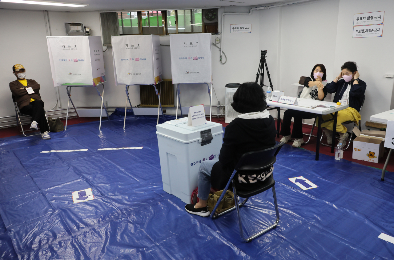 서울시교육감 보궐선거 본투표일인 16일 오전 서울 동작구 사당2동 제7투표소가 한산한 모습을 보이고 있다. [연합]