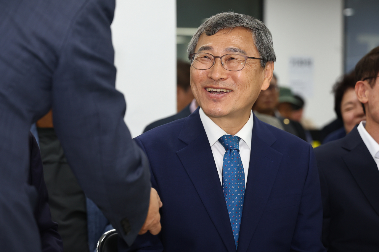 정근식 서울시교육감 후보가 16일 오후 서울 마포구에 마련된 선거사무소에서 개표방송 시청에 앞서 참석자와 인사를 나누고 있다. [연합]