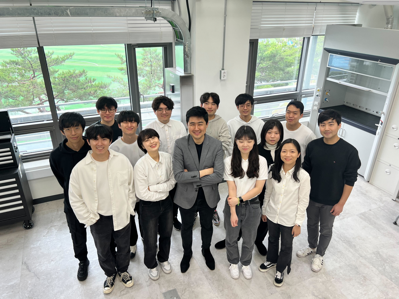 이번 연구를 수행한 김근수(가운데) 연세대학교 교수 연구팀이 기념촬영을 하고 있다.[과기정통부 제공]