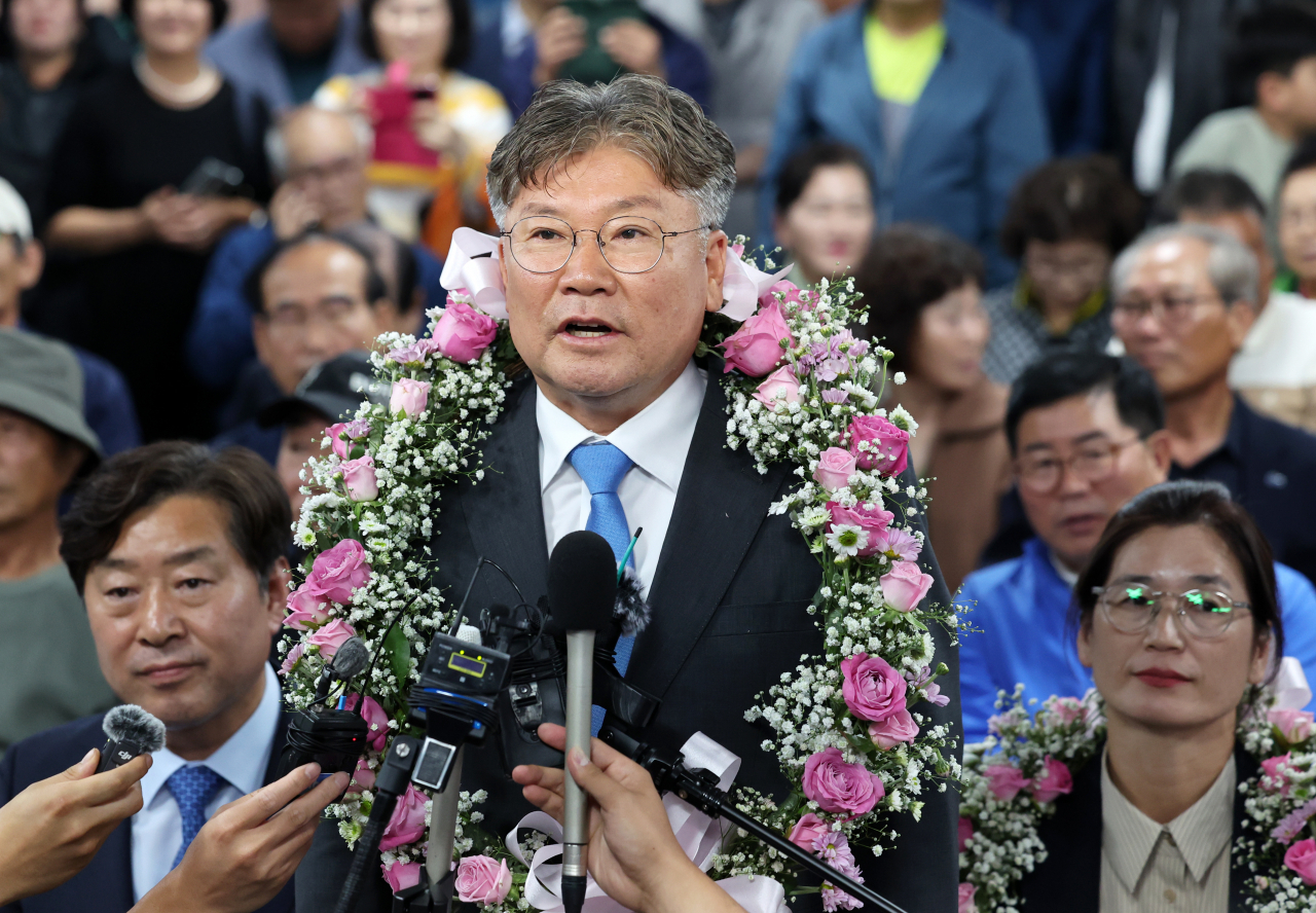 10·16 재보궐선거가 실시된 16일 오후 전남 영광군수 재선거에서 당선된 장세일 더불어민주당 후보가 인터뷰하고 있다. [연합]