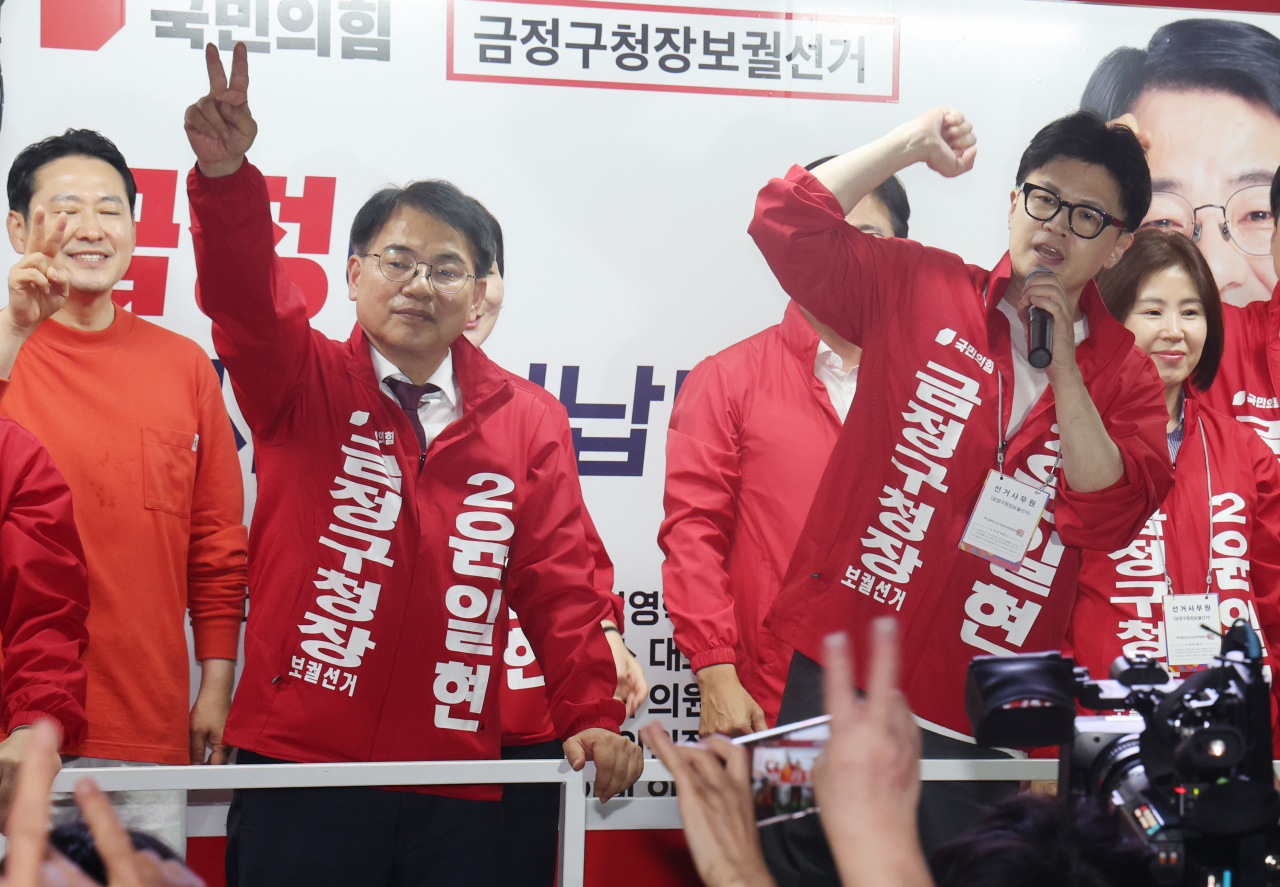 한동훈(앞줄 오른쪽) 대표가 15일 오후 부산 금정구 옛 롯데마트 사거리에서 윤일현(앞줄 왼쪽) 금정구청장 보궐선거 후보의 지지를 호소하는 마지막 총력 유세를 펼치는 모습. [연합]
