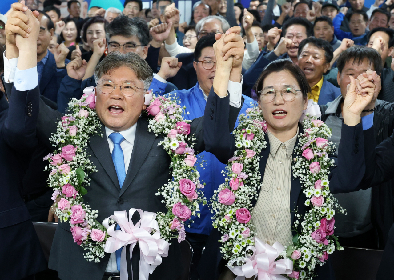 10·16 재보궐선거가 치러진 16일 전남 영광군수 재선거에서 당선된 장세일 더불어민주당 후보가 배우자 정수미 씨와 영광읍 선거사무소에서 지지자에게 인사하고 있다. [연합]