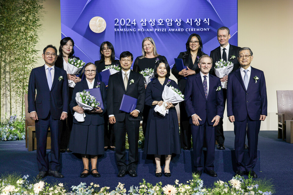 올해 5월 31일 서울 중구 신라호텔 다이너스티홀에서 열린 ‘2024 삼성호암상 시상식’에서 수상자들과 관계자들이 기념촬영하고 있다. 이재용(앞줄 왼쪽부터) 삼성전자 회장, 제라딘 라이언 아일랜드 성골롬반외방선교수녀회 수녀(사회봉사상), 피터 박 하버드의대 교수 부부(의학상), 랜디 셰크먼 UC버클리 교수, 김황식 호암재단 이사장. 이수인(뒷줄 왼쪽부터) 미국 워싱턴대 교수, 한강 소설가(예술상), 킴벌리 브릭먼 미국 국립표준기술연구소 연구원(고 남세우 미국 국립표준기술연구소 연구원 배우자, 과학상 물리·수학부문), 혜란 다윈 미국 뉴욕대 교수(과학상 화학·생명과학부문). [호암재단 제공]