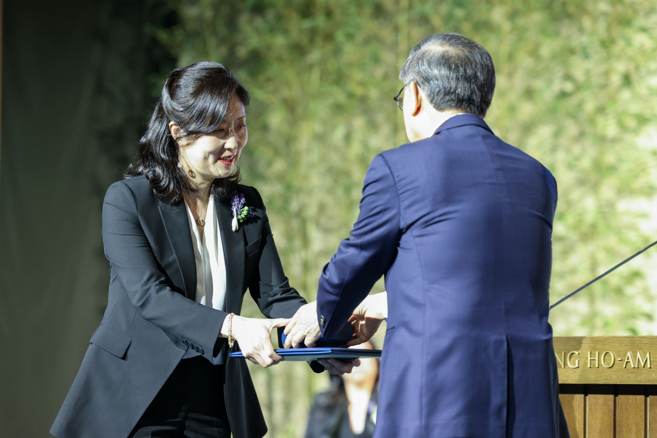 이수인 미국 워싱턴대 교수가 올해 5월 31일 서울 중구 신라호텔에서 열린 ‘2024 삼성호암상 시상식’에서 김황식 호암재단 이사장으로부터 공학상을 받고 있다. [호암재단 제공]