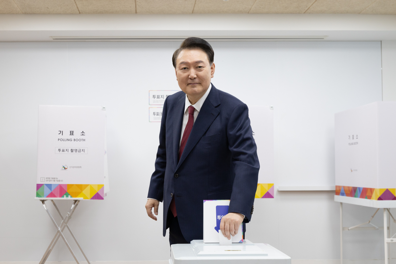 윤석열 대통령이 서울시교육감 보궐선거 투표 날인 16일 서울 용산구 용산공예관 투표소에서 투표하고 있다. [연합]