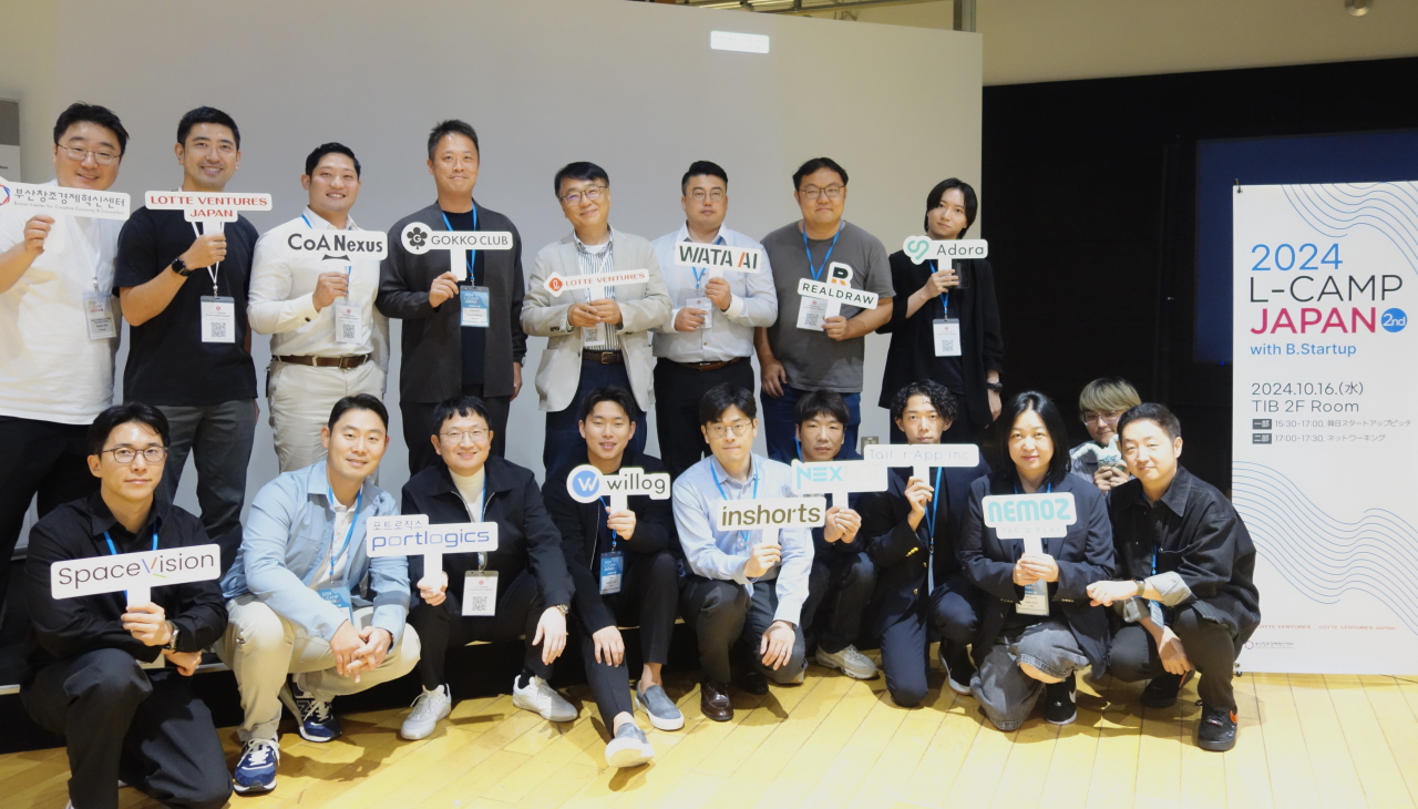 전영민(왼쪽 다섯번째) 롯데벤처스 대표, 다케아키 고쿠부(왼쪽에서 두번째) 롯데벤처스 재팬 대표, 스타트업 관계자들이 ‘L-CAMP JAPAN’ 2기 프로그램에서 기념촬영을 하고 있다. [롯데벤처스 제공]