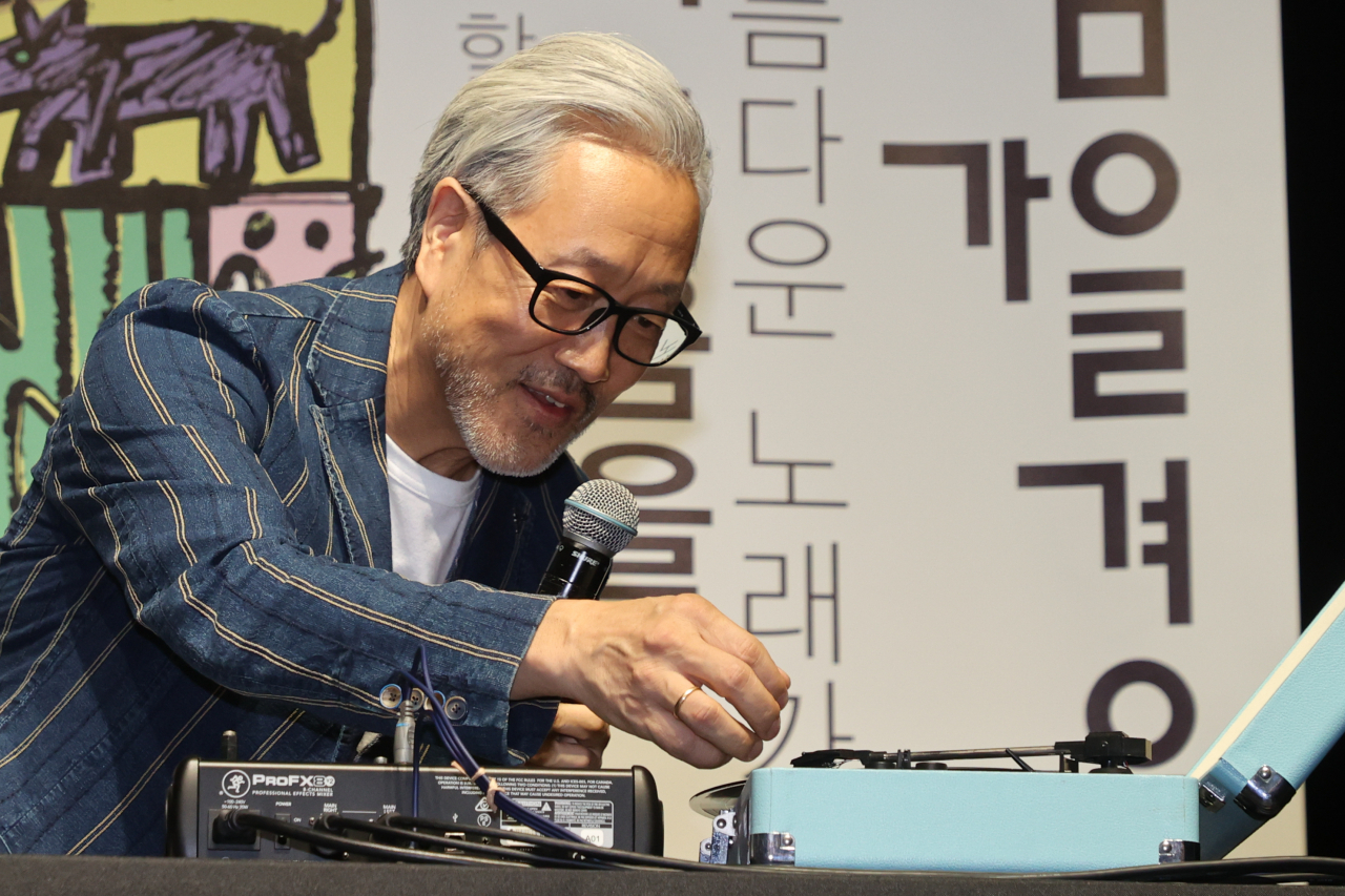 밴드 봄여름가을겨울의 김종진이 16일 오후 서울 마포구 CJ아지트 광흥창에서 열린 봄여름가을겨울 2집 35주년 기념 '35th Anniversary 2024 MIX' 발매 기념 음감회에서 음반 수록곡을 재생하고 있다. [연합]