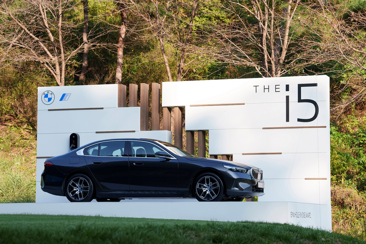 BMW 레이디스 챔피언십 2024에서 14번홀에 홀인원 부상 상품인 i5 eDrive40가 전시돼 있다. [BMW 코리아 제공]