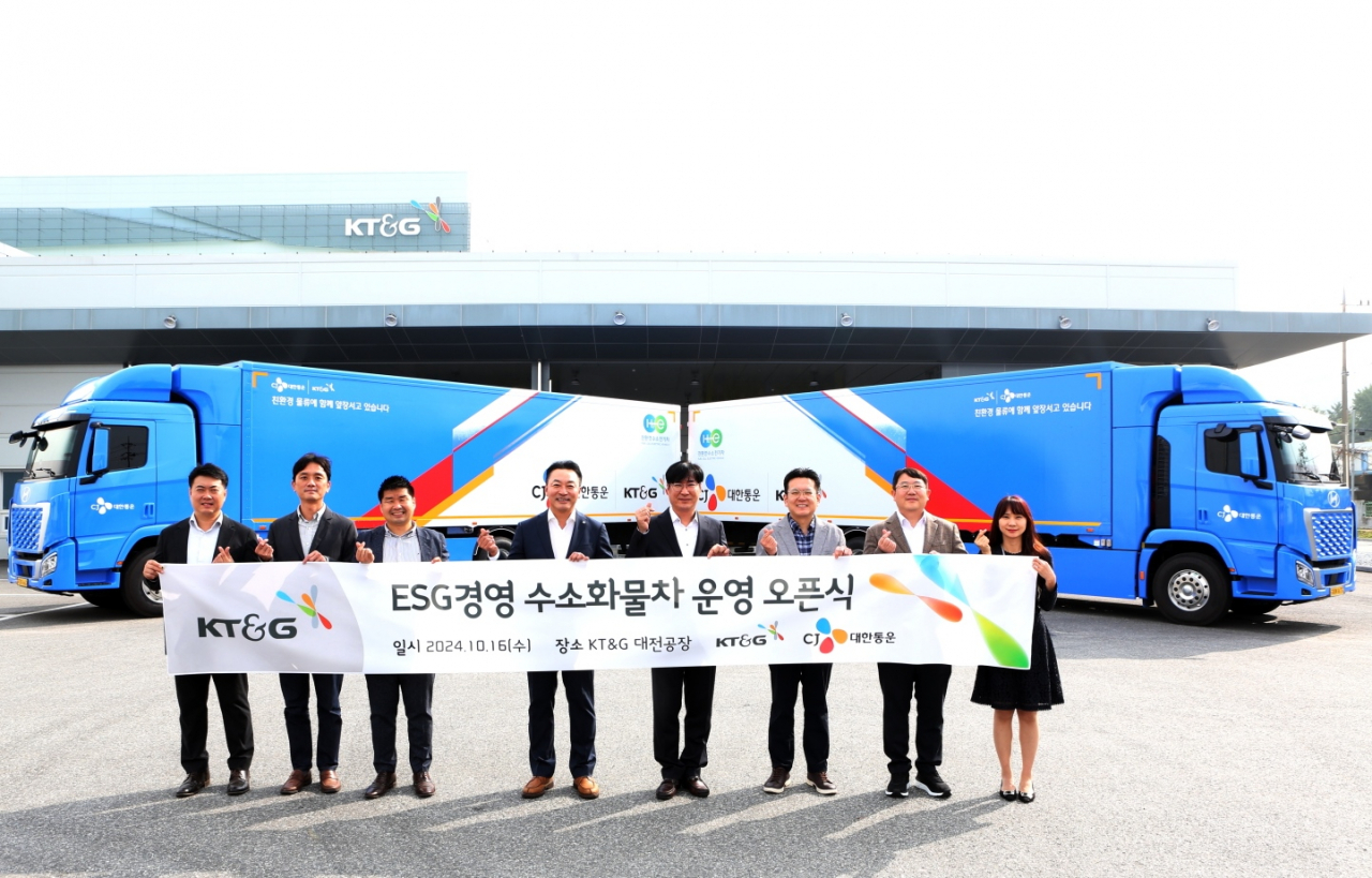 서대철 KT&G SCM실장(왼쪽 다섯 번째)과 김성기 CJ대한통운 영업3담당(왼쪽 네 번째)을 비롯해 양사 관계자들이 16일 오전 KT&G대전공장에서 열린 오픈 행사에서 기념촬영을 하고 있다. [CJ대한통운 제공]