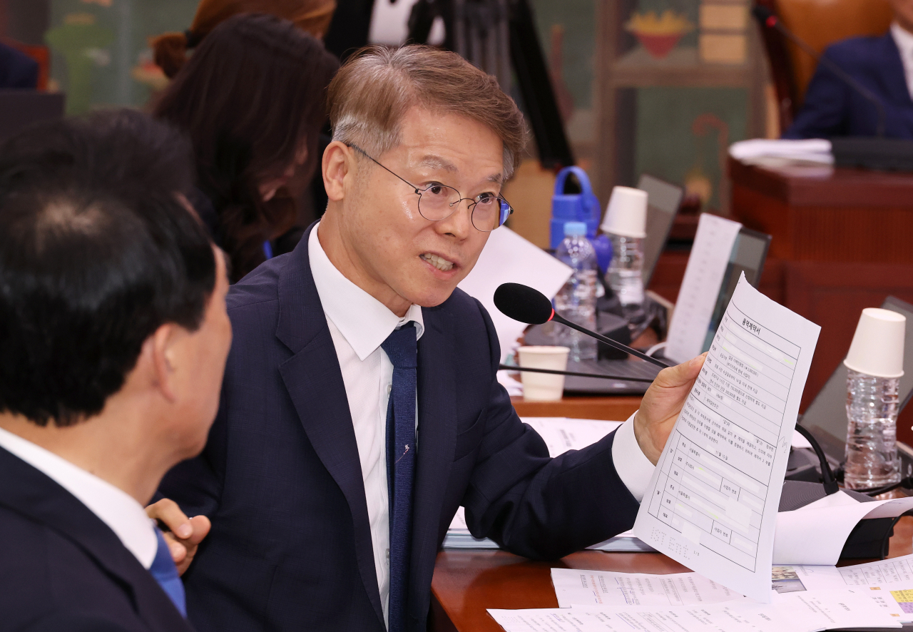 지난 7일 오후 속개한 국회 문화체육관광위원회의 문화체육관광부 국정감사에서 민형배 더불어민주당 의원이 용역계약서와 관련해 엔터테인먼트 대표이사들에게 질의하고 있다. [연합]