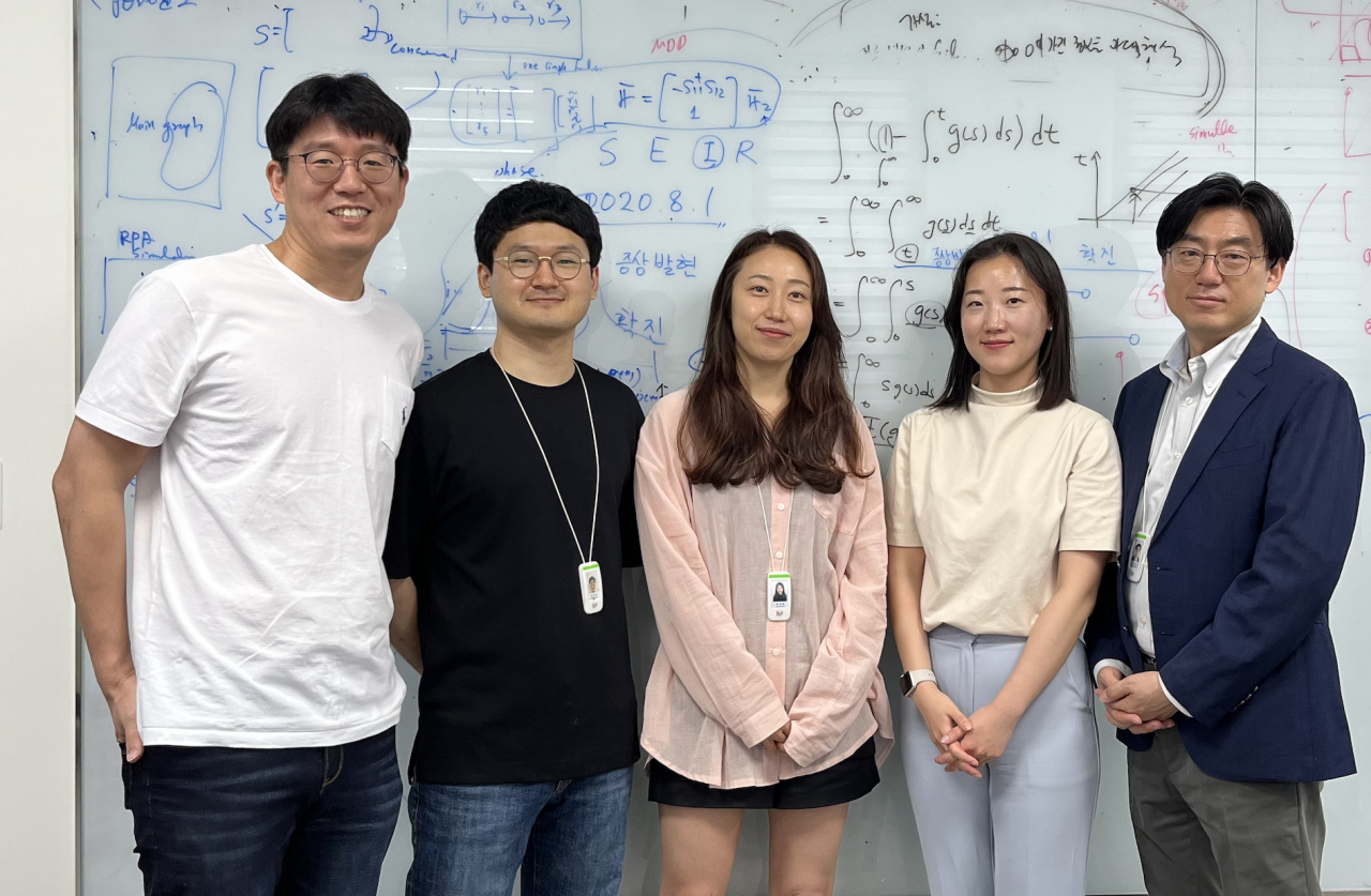 이번 연구에 참여한 공동 연구진. 김재경(왼쪽부터) 김재경 CI(IBS/KAIST), 홍혁표 박사(IBS/KAIST, 현 소속: 위스콘신 대), 최선화 선임연구원(국가수리과학연구소), 엄은진 박사(고려대, 현 소속 질병관리청), 최보승 교수(IBS/고려대).[IBS 제공]