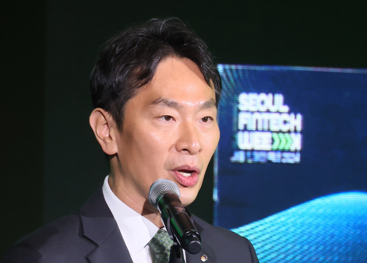 이복현 금융감독원장이 8일 서울 여의도 콘래드호텔에서 열린 서울 핀테크 위크 2024 개회식에서 환영사를 하는 모습. [연합]