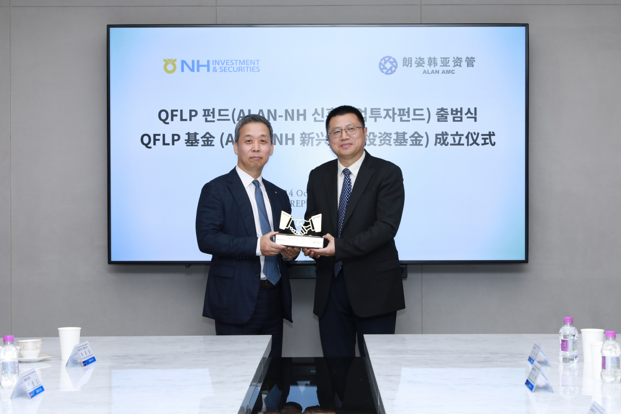 NH투자증권 베이징 ALAN전문운용사와 Co-GP 로 공동운용하는 QFLP 펀드를 출범했다. 윤병운(왼쪽) NH투자증권 대표이사, 원회중 ALAN자산운용사 대표이사가 공동운용 PEF 설립 후 기념 촬영하고 있다. [NH투자증권]