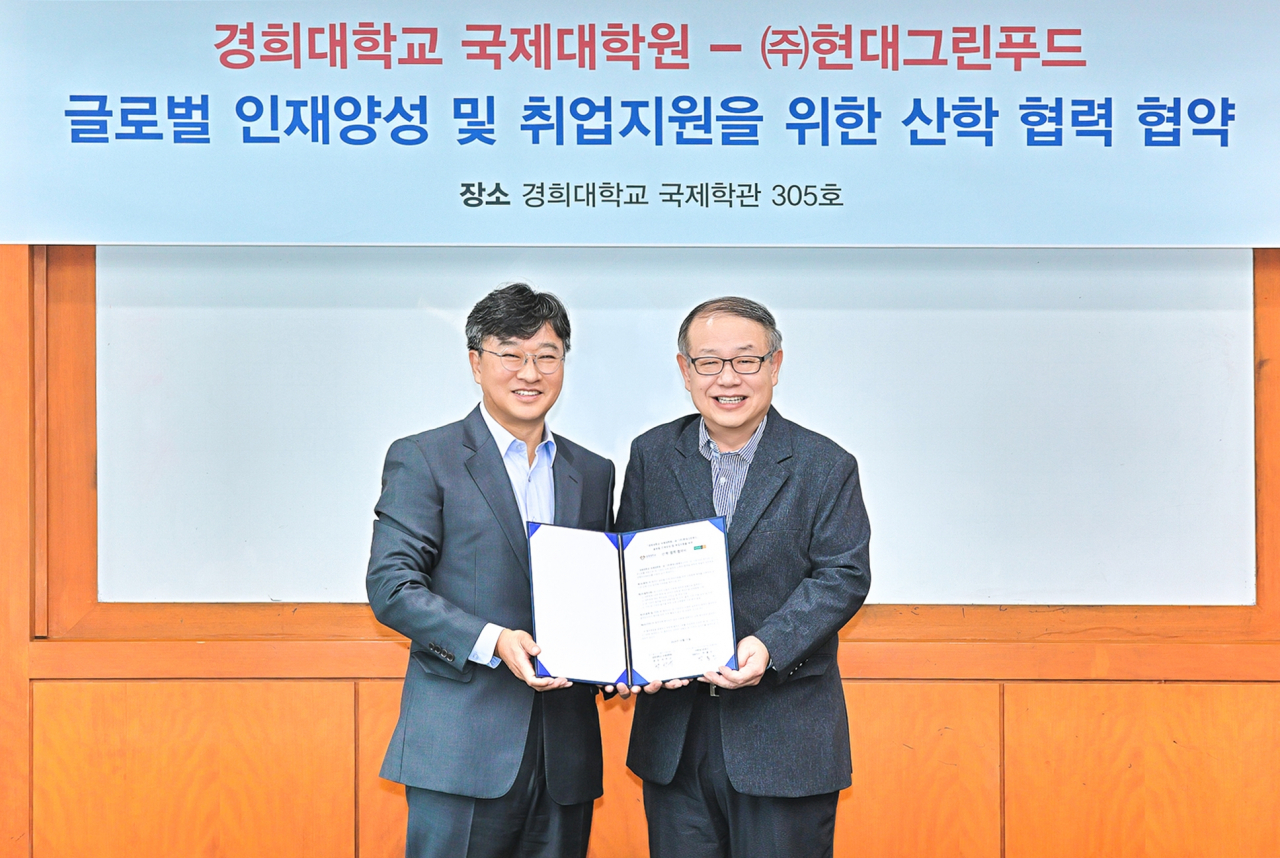 17일 오전 경기 용인시 경희대 국제대학원에서 박홍진(왼쪽) 현대그린푸드 사장과 박한규 경희대학교 국제대학원장이 양해각서 체결식을 마치고 기념사진을 촬영하고 있다. [현대그린푸드 제공]
