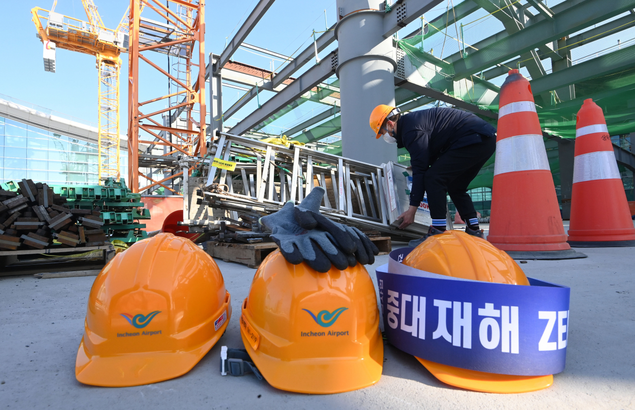 건설공사 현장에 안전모가 놓여 있다. [뉴시스]