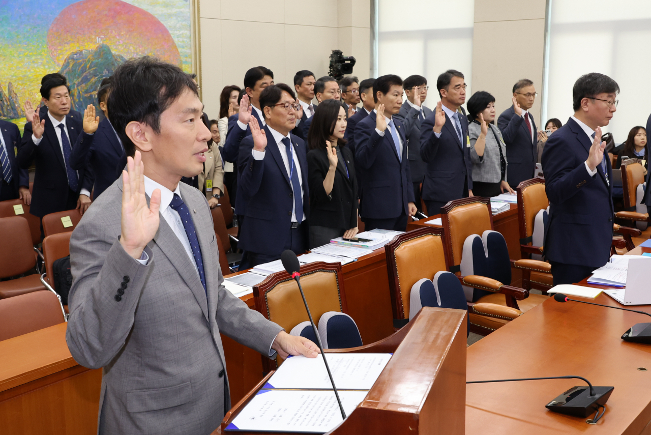 이복현 금융감독원장이 17일 오전 서울 여의도 국회에서 열린 정무위원회의 금감원 등에 대한 국정감사에서 증인 선서를 하고 있다. 연합뉴스
