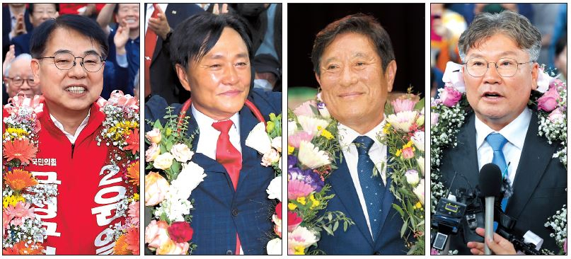 10·16 재·보궐선거가 치러진 16일 오후 선거사무소에서 개표 결과를 확인하던 후보자들이 당선이 유력해지자 꽃다발을 목에 걸고 환호하고 있다. 윤일현(왼쪽부터) 국민의힘 부산 금정구청장 당선인, 박용철 국민의힘 강화군수 당선인, 조상래 더불어민주당 곡성군수 당선인, 장세일 민주당 영광군수 당선인. [연합]
