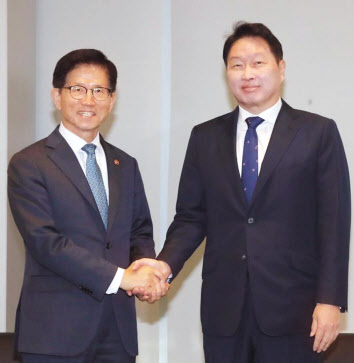 최태원(오른쪽) 대한상공회의소 회장과 김문수 고용노동부 장관이 16일 서울 중구 대한상의 회관에서 면담에 앞서 악수를 하고 있다. [대한상의 제공]