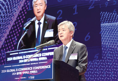 이인호 한국무역협회 부회장이 16일 삼성동 코엑스에서 열린 ‘2024 KITA 글로벌 이커머스 서밋’에서 개회사를 하고 있다. [한국무역협회 제공]
