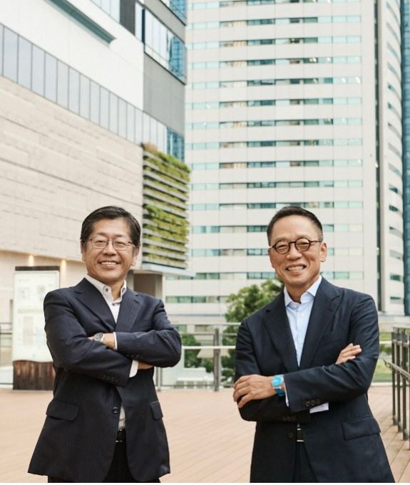 현대카드가 금융권 최초로 AI 소프트웨어를 일본의 카드사에 수출했다. 정태영(오른쪽) 현대카드 사장과 오니시 유키히코 SMCC 사장이 16일 오후 일본 도쿄 SMCC 사옥에서 조인식을 마치고 기념 사진을 촬영하고 있다. [현대카드 제공]