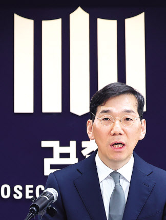 조상원 서울중앙지검 4차장이 17일 서울중앙지검에서 윤석열 대통령 부인 김건희 여사의 도이치모터스 시세조종 가담 의혹 사건 관련 수사결과를 발표하고 있다. [연합]