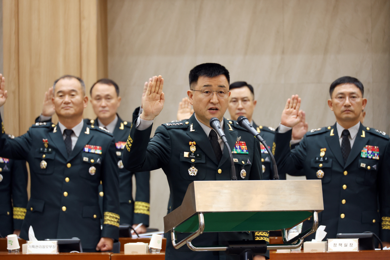 박안수 육군참모총장이 17일 충남 계룡대 육군본부에서 열린 국회 국방위원회 국정감사에서 선서하고 있다. [연합]