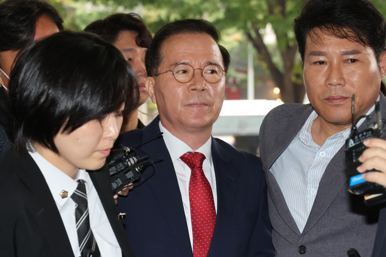 이태원 참사에 부실 대응한 혐의로 기소된 김광호 전 서울경찰청장이 17일 오전 서울서부지법에서 열린 1심 선고에 출석하고 있다. [연합]