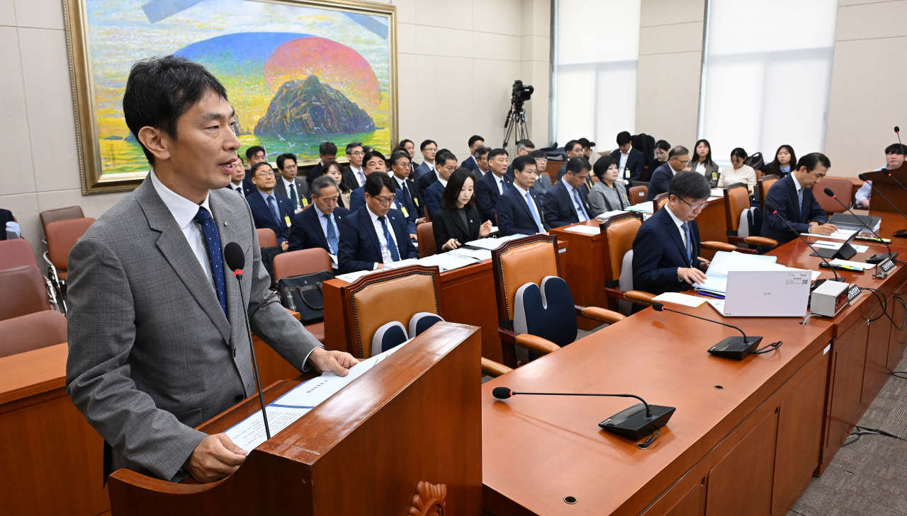 이복현 금융감독원장이 17일 오전 서울 여의도에서 열린 국회 정무위원회 금융감독원 등에 대한 국정감사에서 업무보고를 하고 있다. 이상섭 기자
