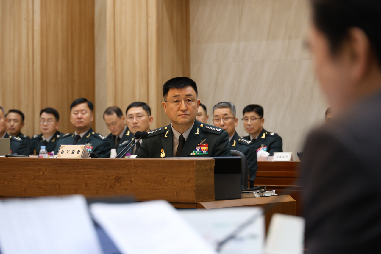 박안수 육군참모총장이 17일 충남 계룡대 육군본부에서 열린 국회 국방위원회 국정감사에서 의원들의 질의를 듣고 있다. [연합]
