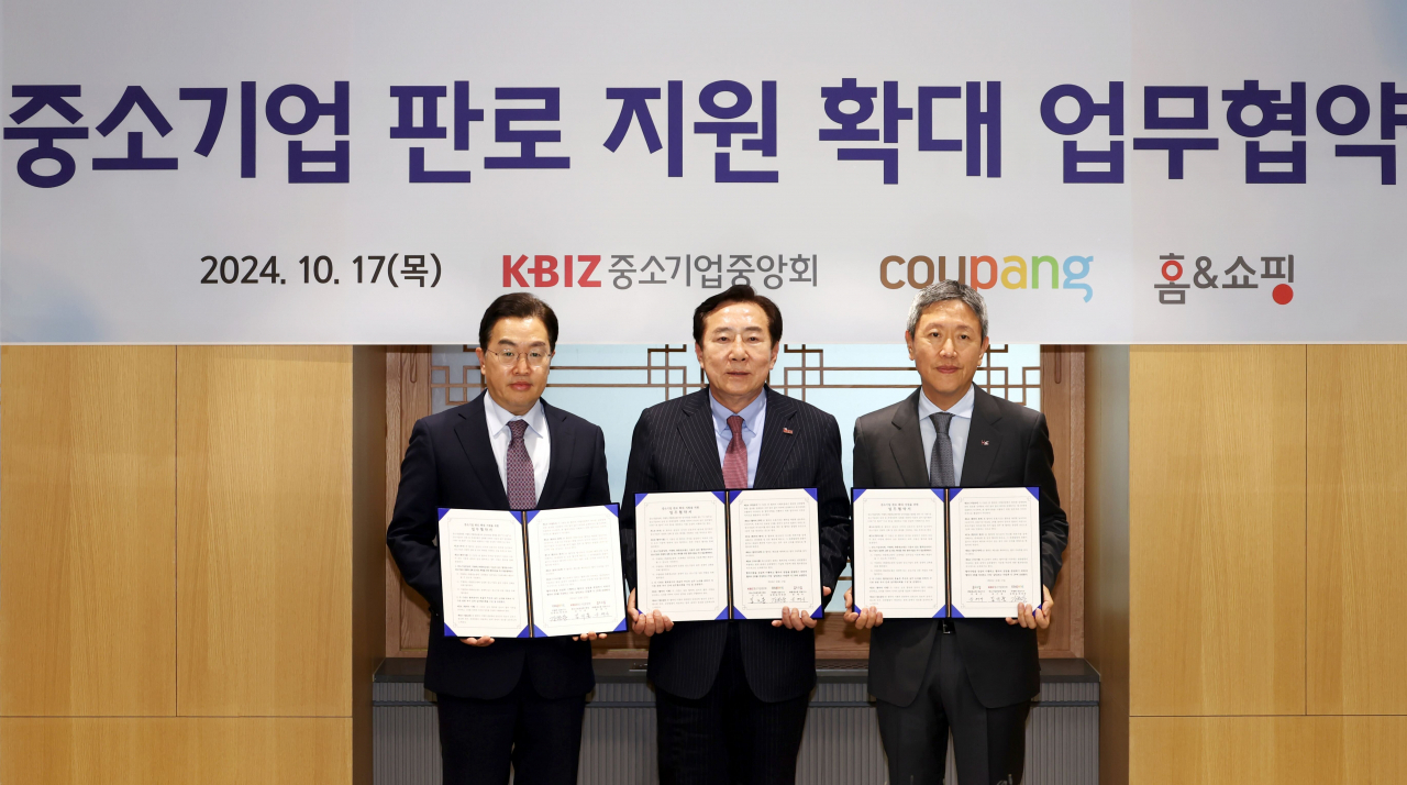 강한승(왼쪽부터) 쿠팡 대표이사, 김기문 중소기업중앙회장, 문재수 홈앤쇼핑 대표이사가 중소기업 상생 및 경쟁력 강화를 위한 업무협약식에서 기념사진을 촬영하고 있다. [중소기업중앙회 제공]