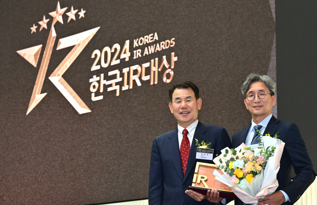 LG전자가 17일 한국IR협의회 주관 ‘2024 한국IR대상’에서 최고상에 해당하는 금융위원장상의 영예를 안았다. 이날 시상식에 참석한 김창태(오른쪽) LG전자 최고재무책임자(CFO)가 정은보 한국거래소 이사장과 기념촬영하고 있다. [LG전자 제공]