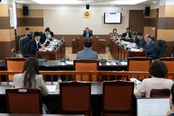 인천시의회 산업경제위원회가 최근 임시회에서 지역 상품 우선구매에 관한 조례 활성화 촉구 결의안을 발의, 원안 가결했다.[인천시의회 제공]