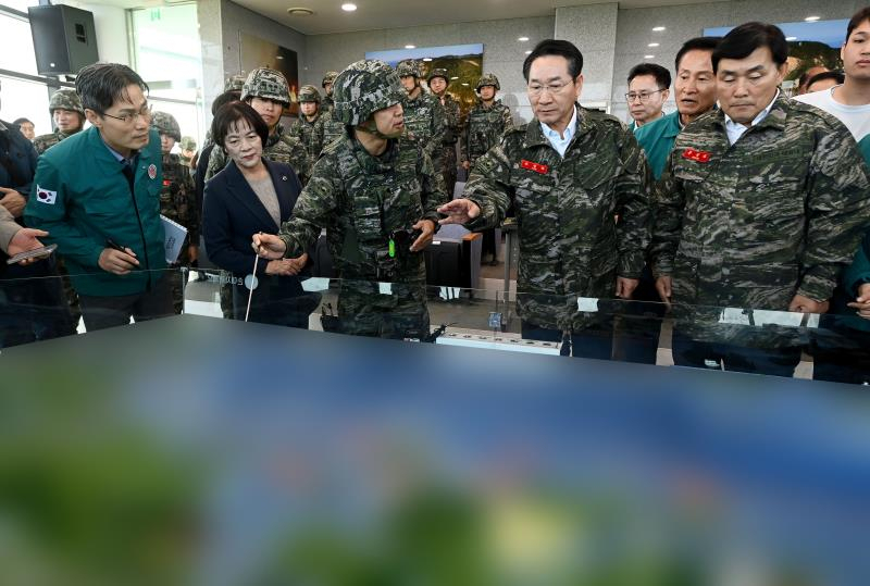 유정복 인천광역시장이 17일 옹진군 연평평화전망대를 찾아 안보상황을 점검하고 있다.[인천시 제공]