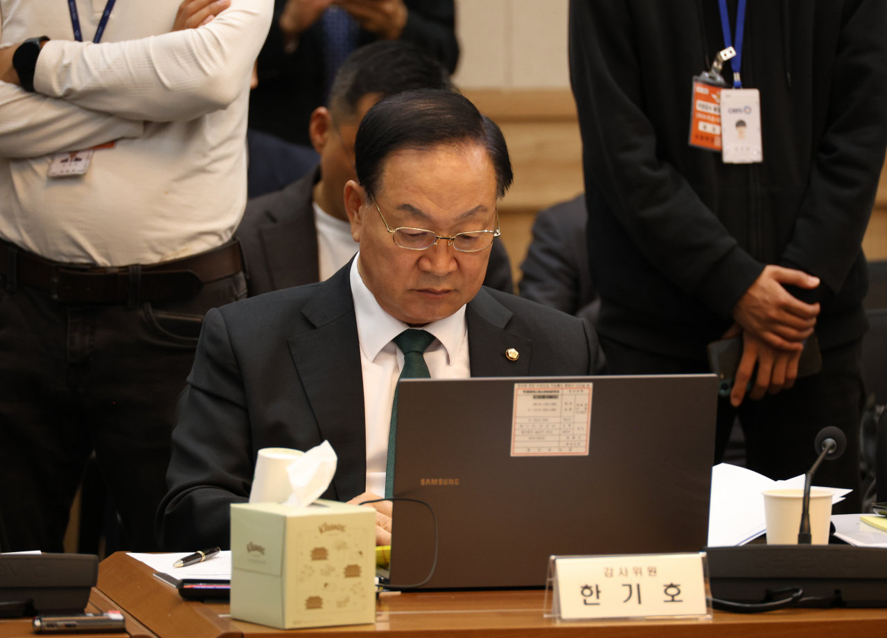 한기호 국민의힘 의원은 17일 충남 계룡대에서 열린 육군본부 대상 국회 국방위원회 국정감사에서 북한군의 우크라이나 전쟁 개입과 관련 “우리 군이 참전은 안해도 참관은 해야 한다”고 밝혔다. [연합]