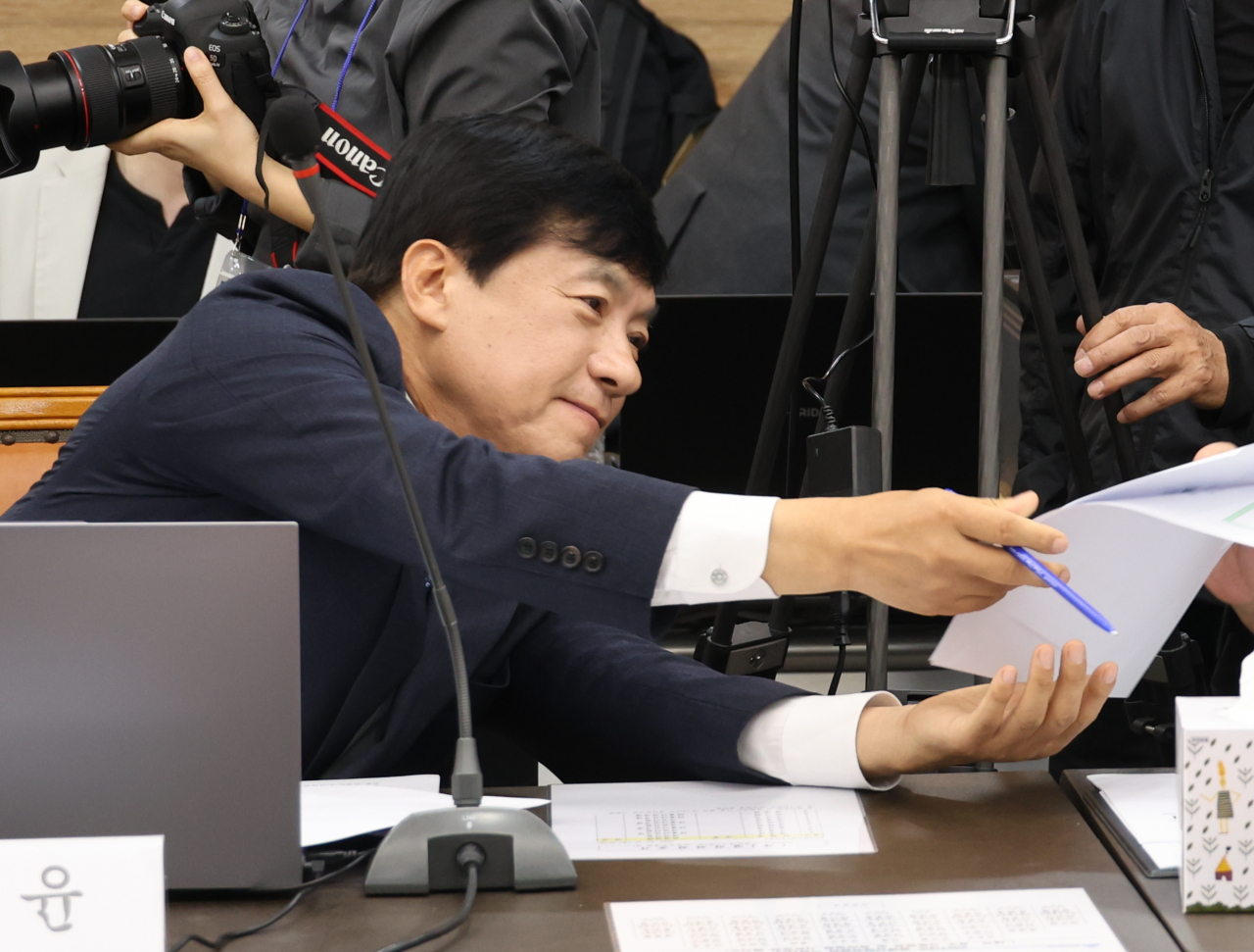더불어민주당 이성윤 의원이 17일 오전 대전 서구 대전고등법원에서 열린 국회 법제사법위원회의 국정감사에서 동료 의원과 자료를 확인하고 있다. [연합]