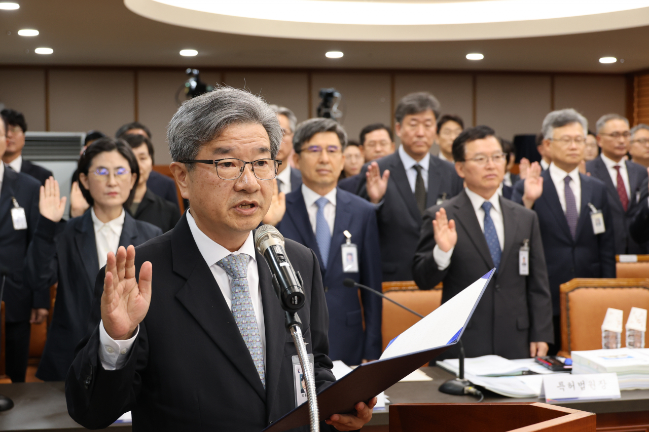 17일 오전 대전 서구 대전고등법원에서 열린 국회 법제사법위원회의 국정감사에서 박종훈 대전고등법원장이 선서하고 있다. [연합]