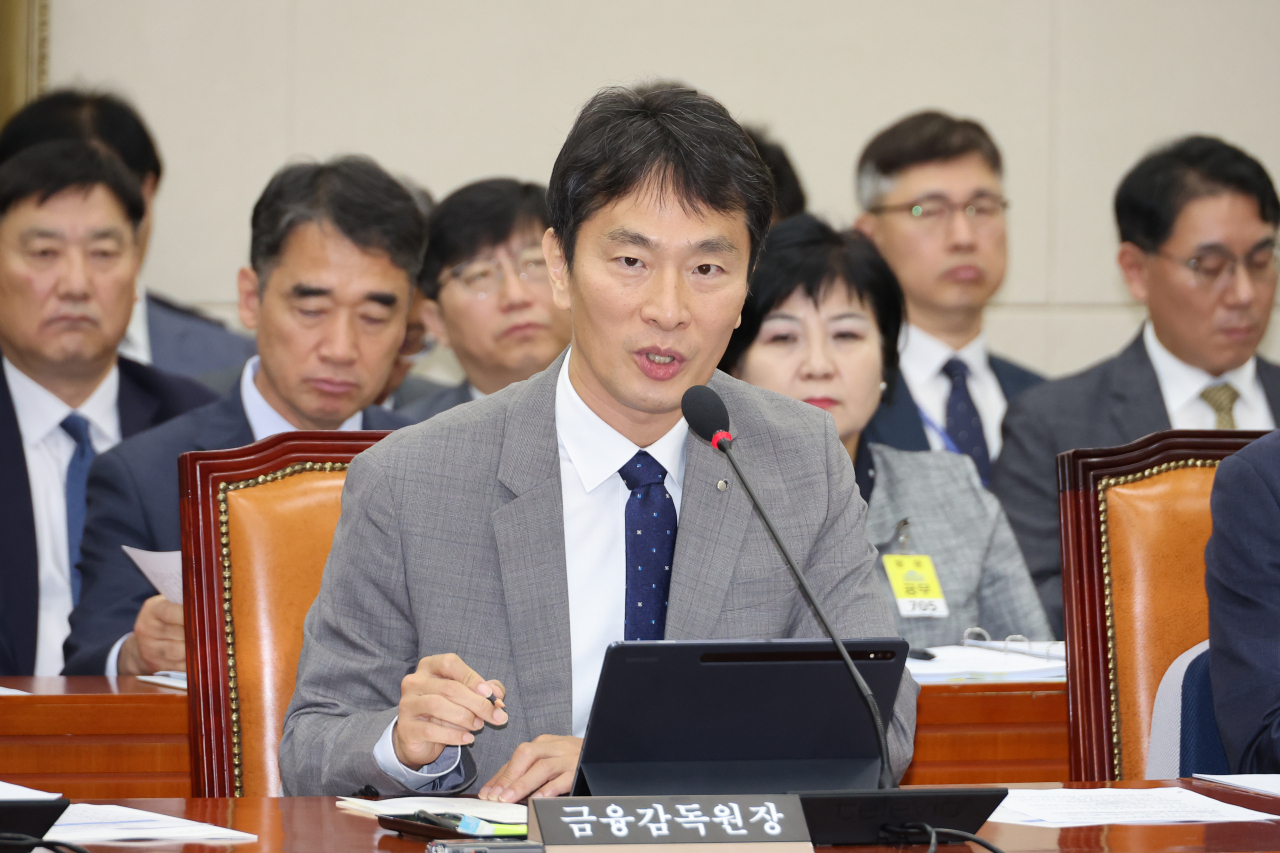 이복현 금융감독원장이 17일 오전 서울 여의도 국회에서 열린 정무위원회의 금감원 등에 대한 국정감사에서 질의에 답하고 있다. [연합]