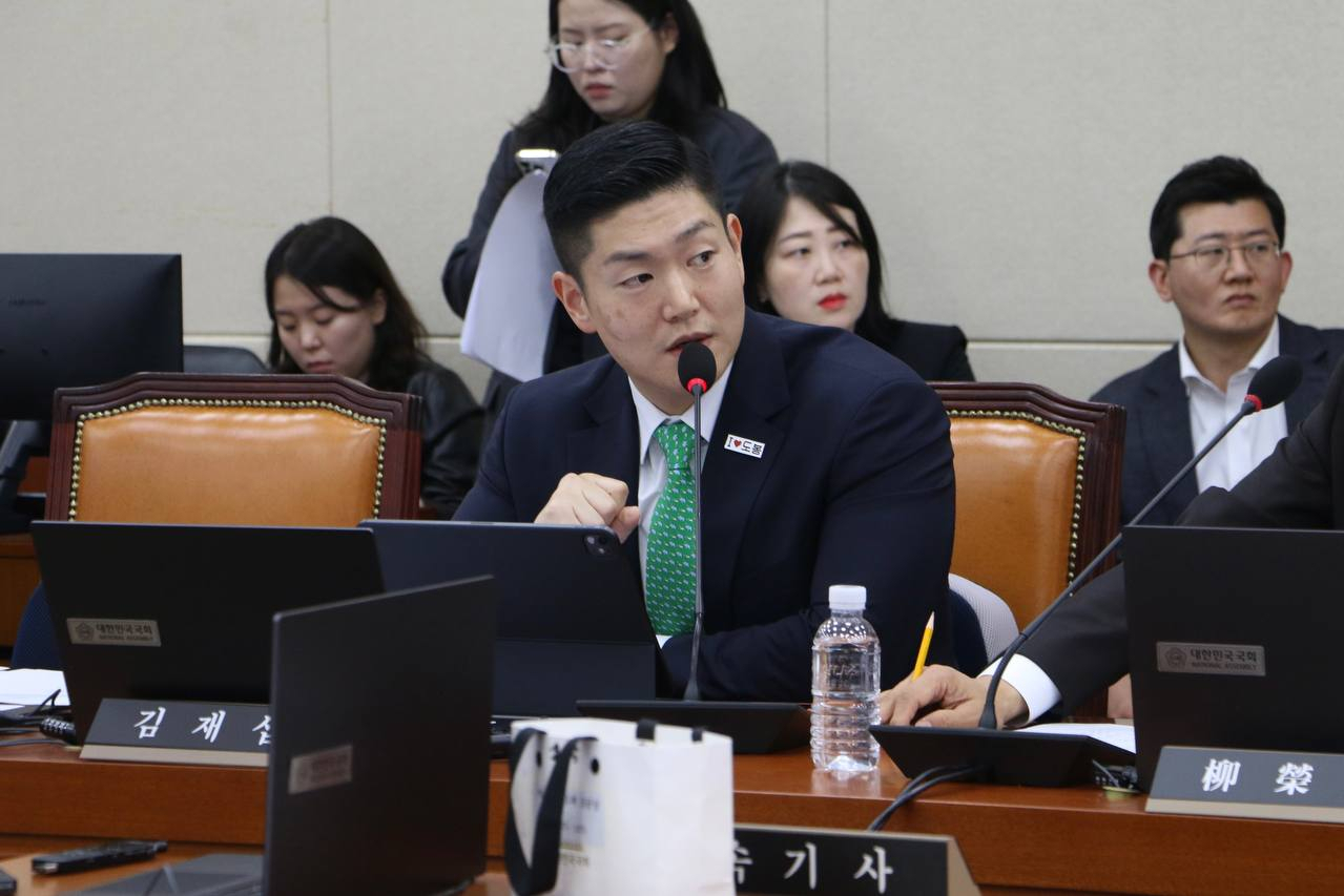 김재섭 국민의힘 의원이 17일 국회 정무위원회에서 진행된 금융감독원 국정감사에서 이복현 금감원장에게 질의를 하고 있다. [김재섭 국민의힘 의원실 제공]