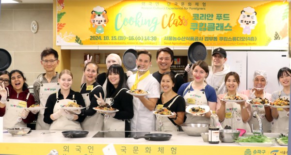 Songpa-gu rides Korean food wave with cooking classes for foreigners