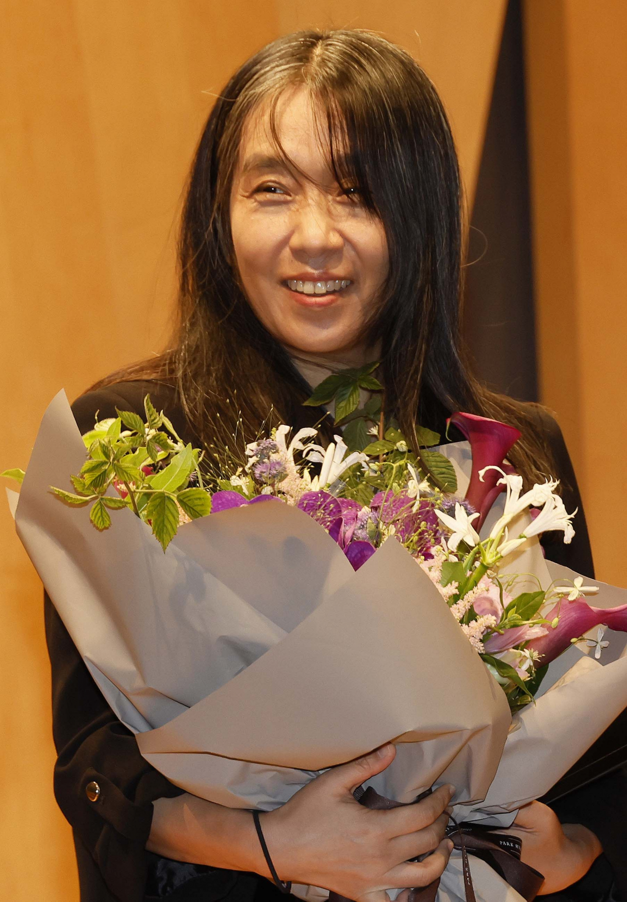한국인 최초로 노벨문학상을 수상한 한강 작가가 17일 서울 강남구 아이파크타워에서 열린 제18회 포니정 혁신상 시상식에서 꽃다발을 받고 있다. 포니정재단은 포니정 혁신상 수상자로 작가 한강 씨를 선정했다.[사진공동취재단]