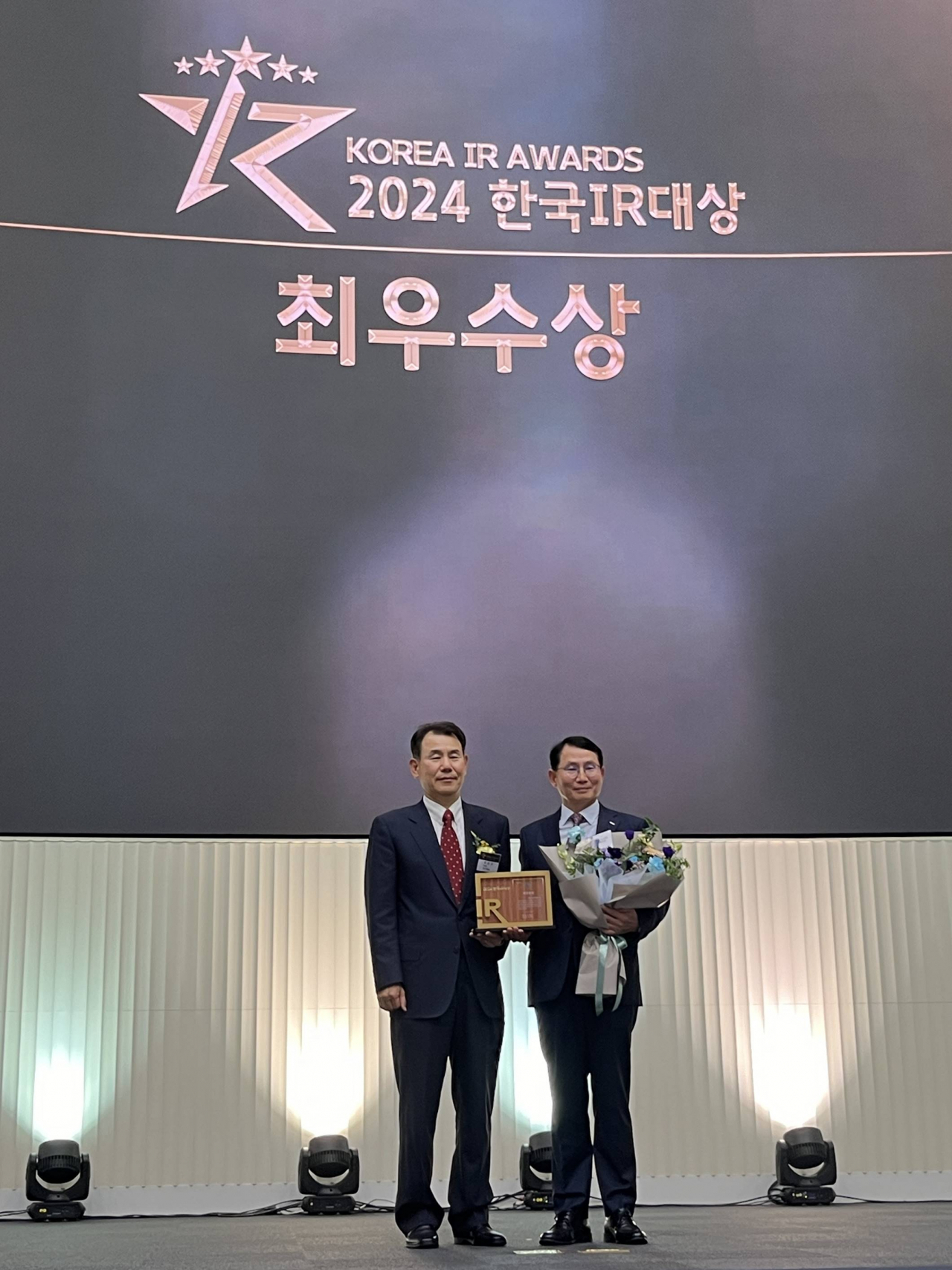 이선규(오른쪽) 포스코인터내셔널 재무IR 실장과 정은보 한국거래소 이사장이 시상식에서 기념촬영을 하고 있다. [포스코인터내셔널 제공]