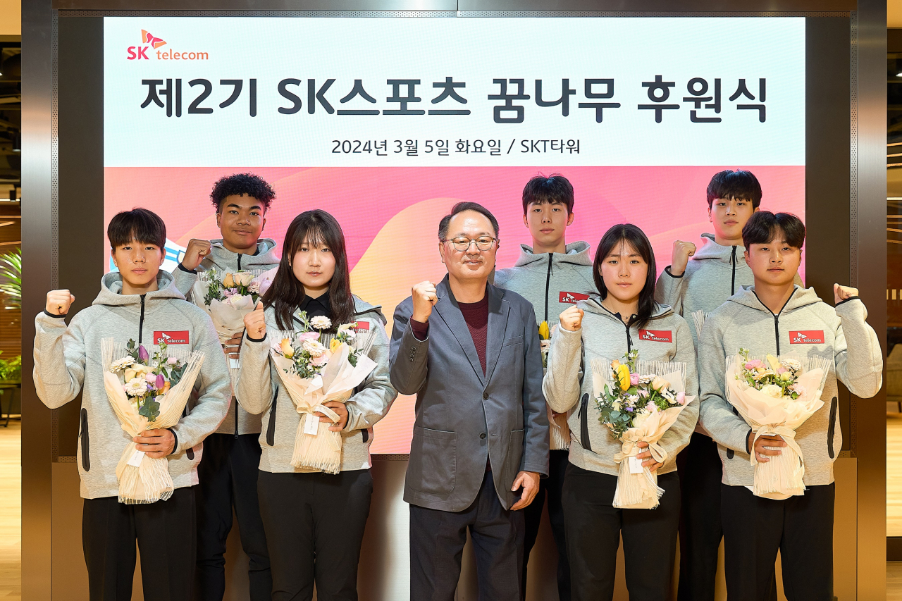 지난 3월 제2기 SK 스포츠 꿈나무 후원식에 참석한 아마추어 스포츠 유망주들. 뒷줄 좌측부터 나마디 조엘진(육상), 김준우, 노민규(이상 수영), 앞줄 좌측부터 노현승(스포츠클라이밍), 최승희(골프), 오경식 SKT 스포츠마케팅담당, 박예빈(사이클), 박정훈(골프) 선수. [SK텔레콤 제공]