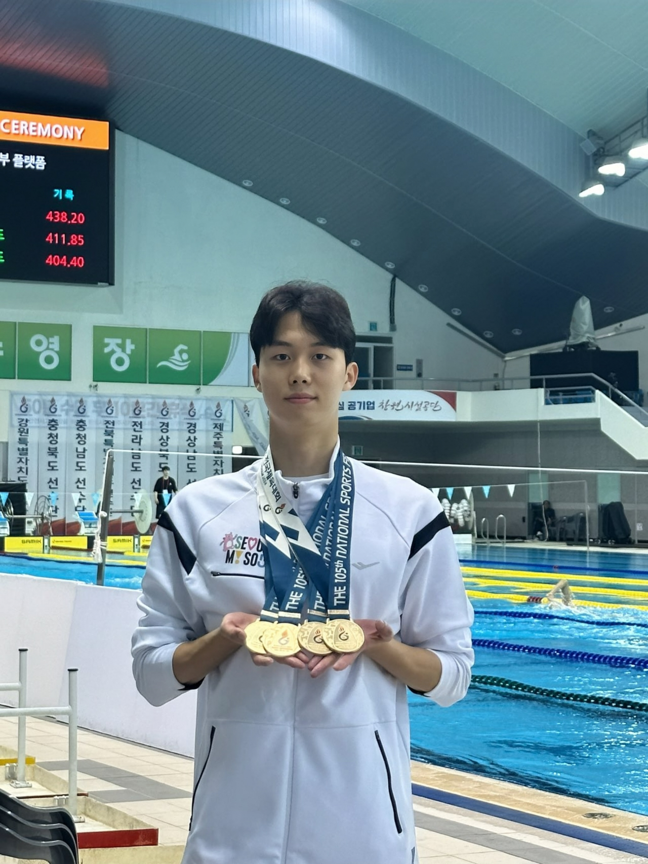 제105회 전국체육대회에서 4관왕을 차지한 수영 김준우 선수. [SK텔레콤 제공]