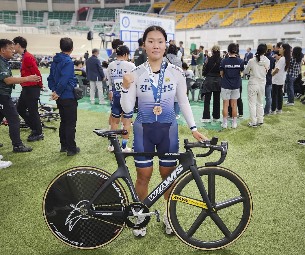 제105회 전국체육대회에서 금1, 동2를 목에 건 사이클 강소은 선수. [SK텔레콤 제공]