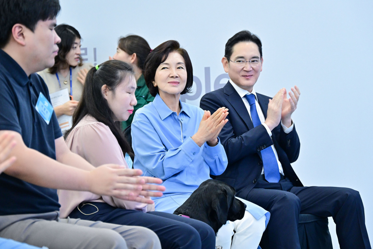 지난해 9월 경기 용인시에서 열린 삼성화재 안내견학교 30주년 기념식에 참석한 홍라희(오른쪽 두번째) 전 삼성미술관 관장과 이재용 삼성전자 회장. [삼성전자 제공]