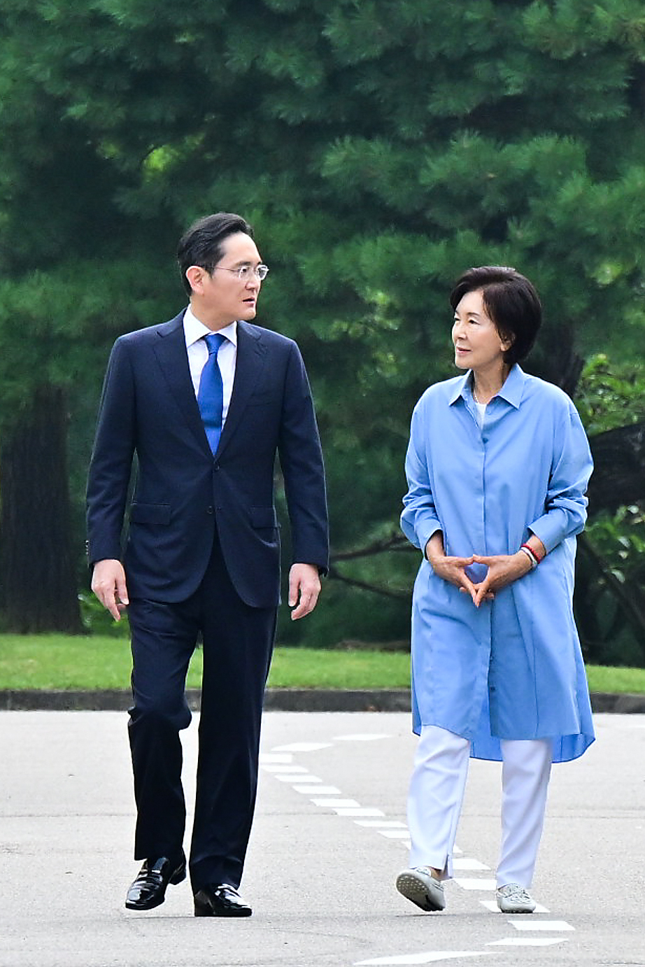 지난해 9월 경기 용인시에서 열린 삼성화재 안내견학교 30주년 기념식에 참석한 홍라희 전 삼성미술관 관장과 이재용 삼성전자 회장. [삼성전자 제공]